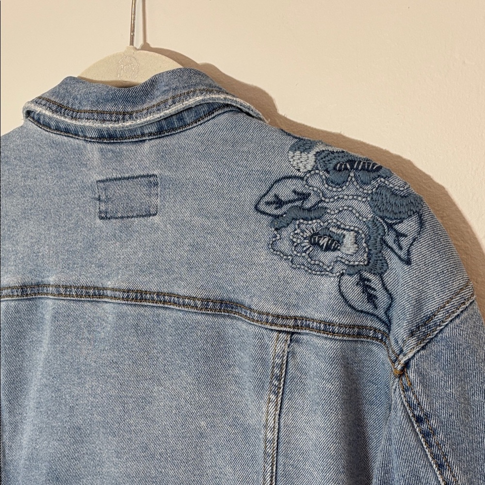 Universal Thread Light Blue Denim Jacket with Floral Embroidery - Picture 4 of 14